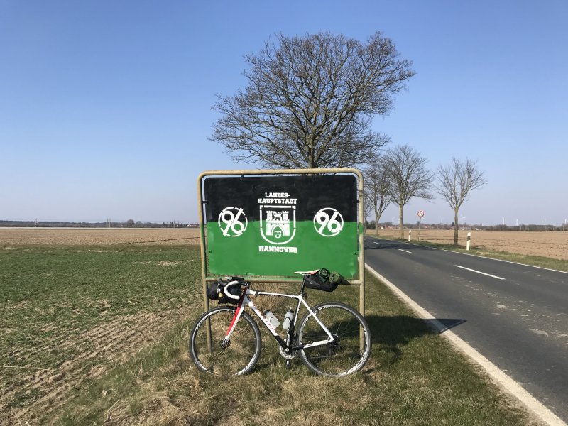 Besprühtes Ortsschild mit dem Logo von Hannover 96 in der Nähe von Hämelerwald