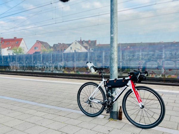 Fahrrad bereit zur Abfahrt am Bahnhof Paderborn