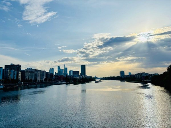 Radfahrer erreicht Frankfurt nach Nachtfahrt