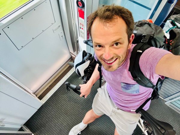 Blick aus dem ICE-Fenster mit Landschaft