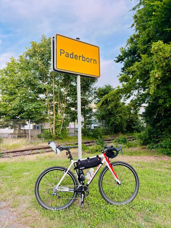Sonnenuntergang während der Fahrt hinter Paderborn