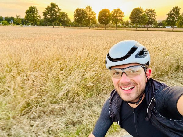 Fahrrad mit Beleuchtung auf nächtlicher Landstraße