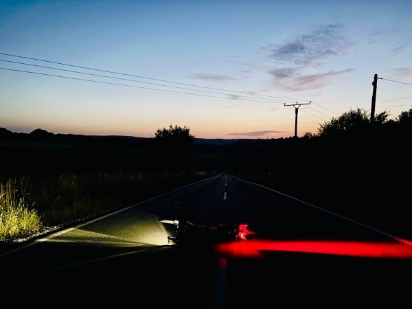 Nachtfahrt mit Sternenhimmel und leerer Straße