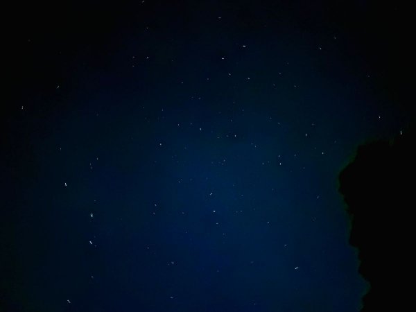 Sternenhimmel über der nächtlichen Landschaft