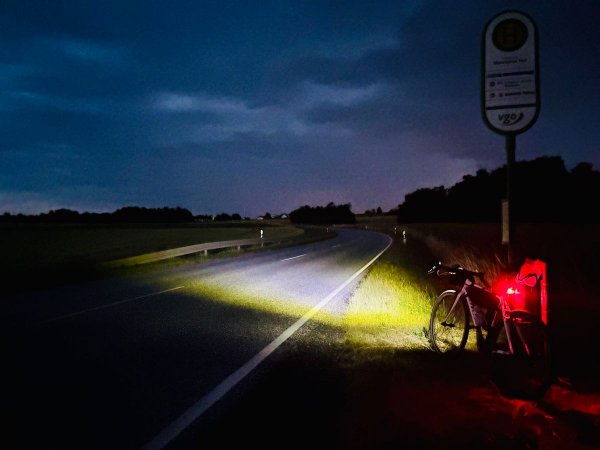 Erste Morgendämmerung über Feldern bei Marburg