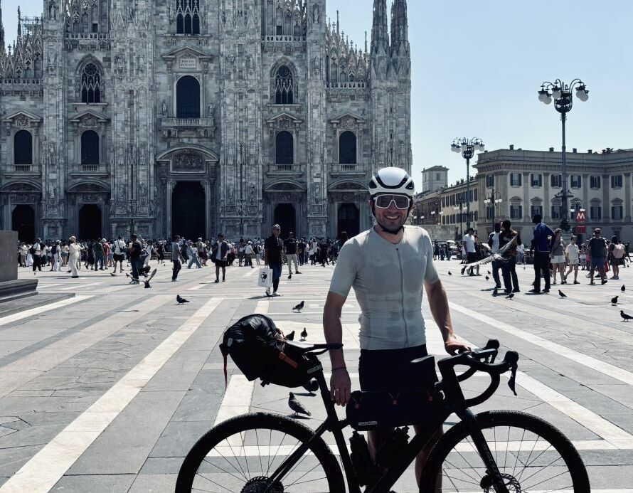 Malte Hempel am Ziel seiner Transalp vor dem Mailänder Dom in Italien