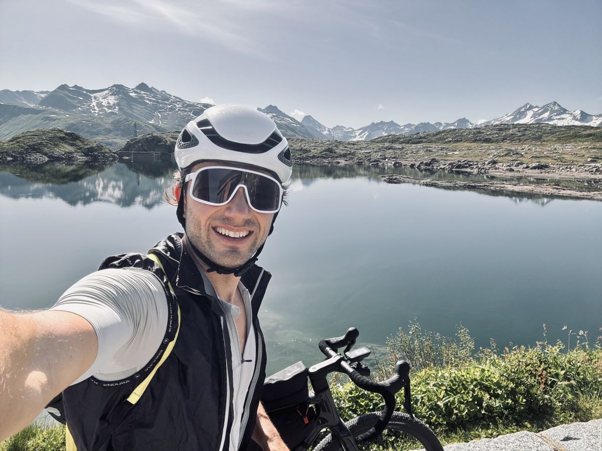 Malte Hempel am Grimselpass mit dem Totesee im Hintergrund