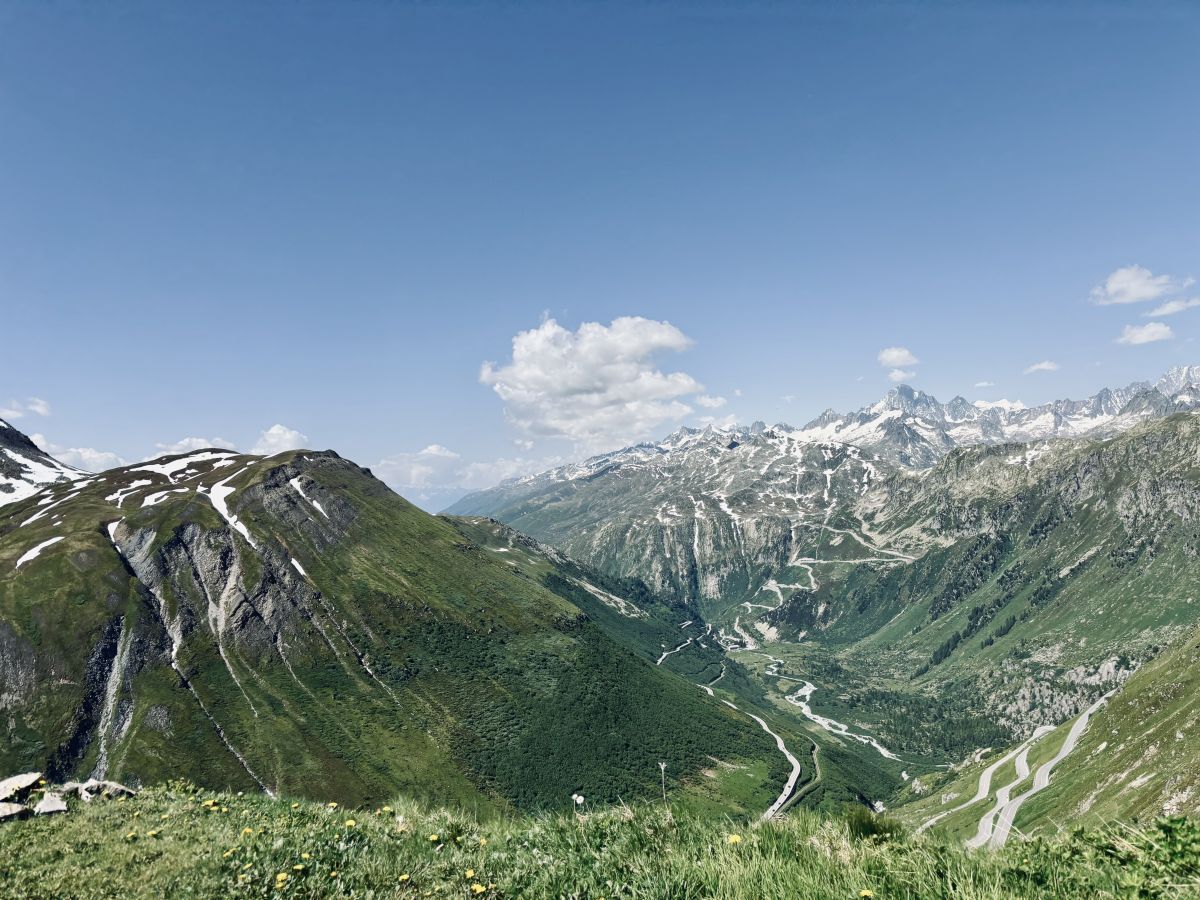 Blick vorm Furkapass zurück auf die Abfahrt vom Grimselpass hinunter nach Gletsch 