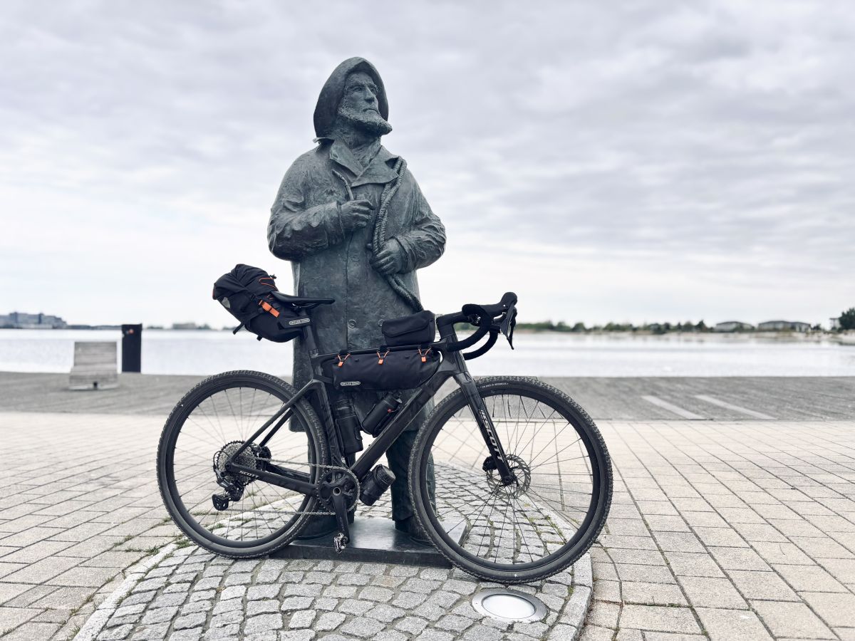 Mein Scott Addict Gravel und die Fischer-Statue in Heiligenhafen