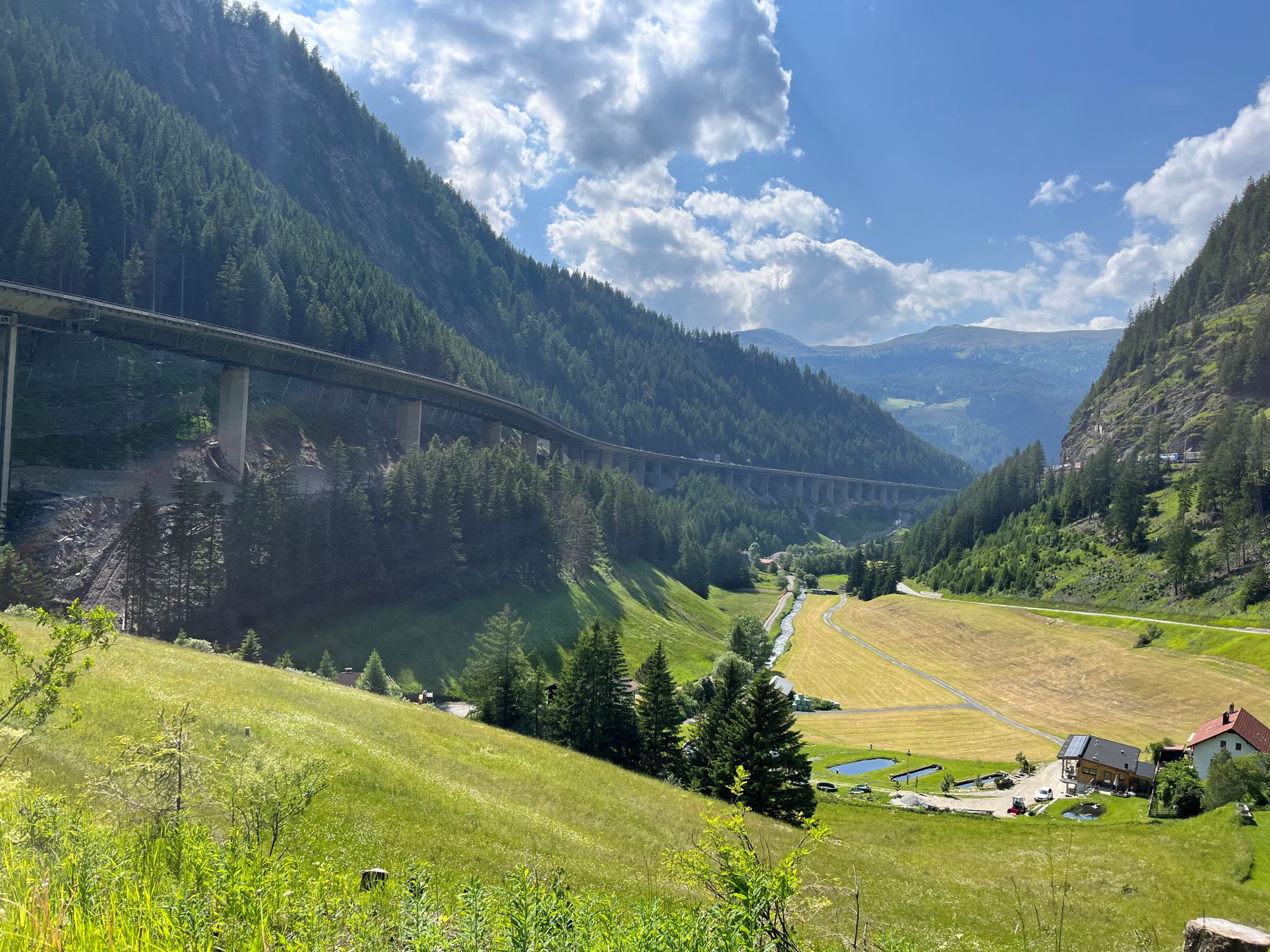 Blick ins Tal auf den letzten Metern hinauf zum Brenner.