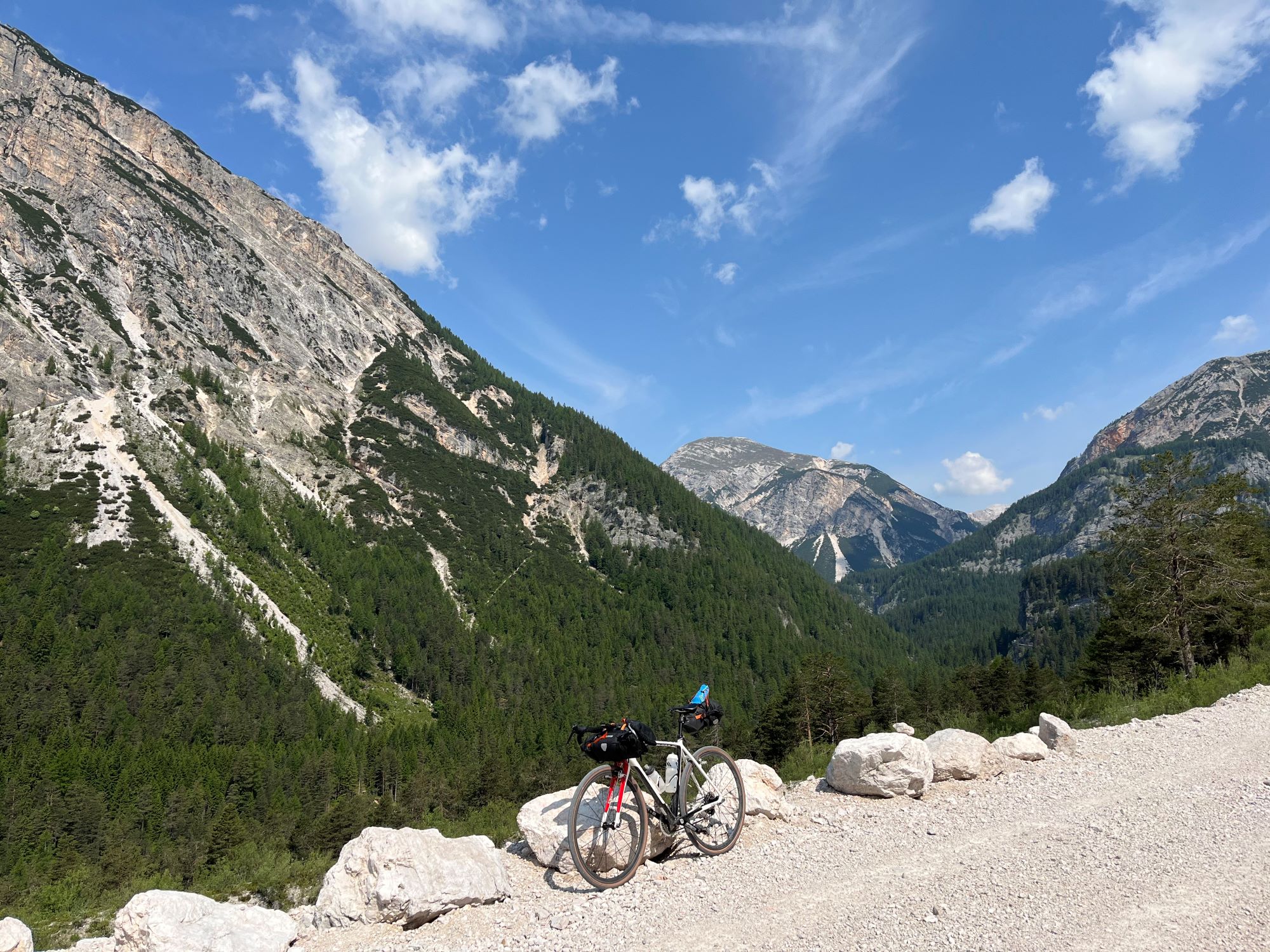 Abfahrt in den Dolomiten auf dem Weg nach Cortina d’Ampezzo