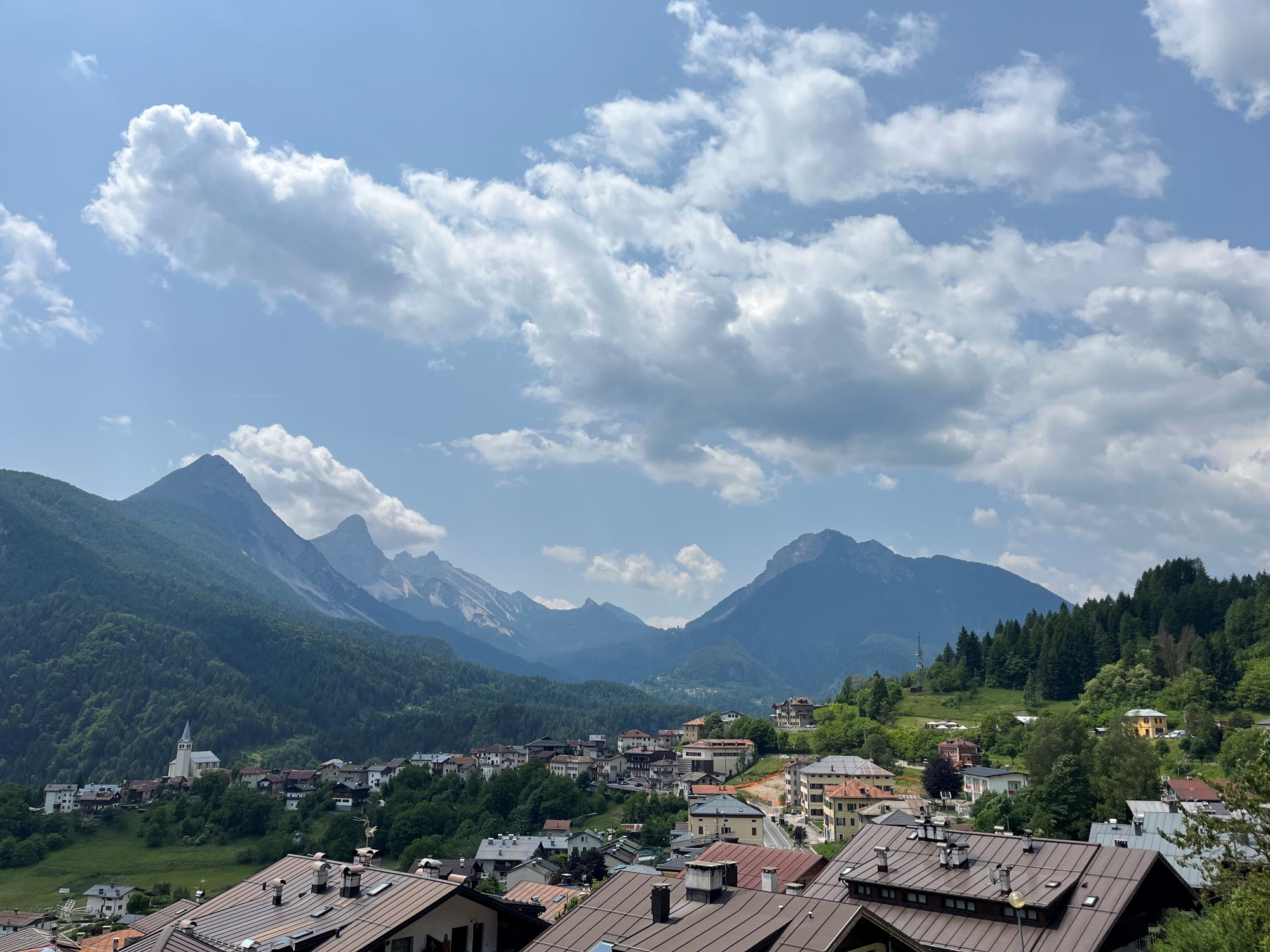 Blick über den Ort Pieve di Cadore in den Dolomiten