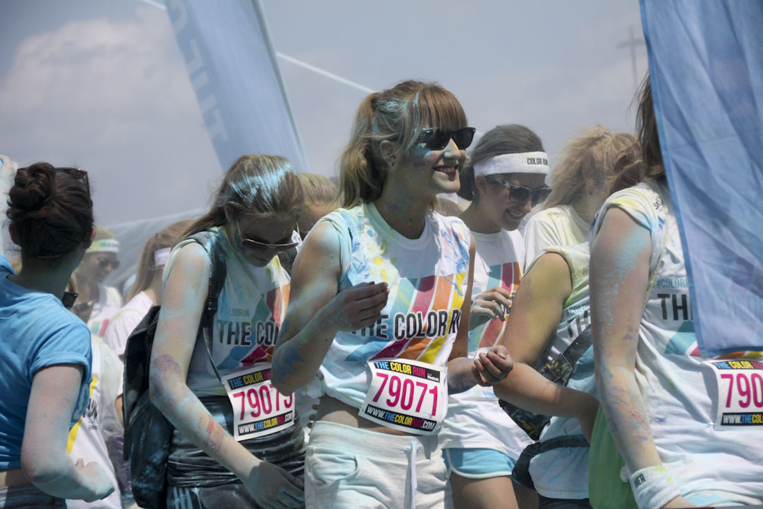 Helferin beim Color Run Hannover 2014 beim bestäuben der Läufer mit gelber Farbe