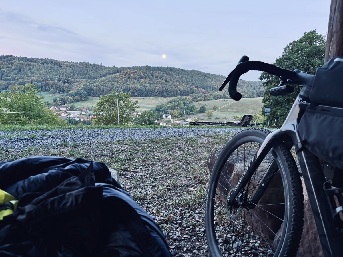 Ausblick von meinem Übernachtungsplatz im Spessart mit dem Vollmond am Himmel