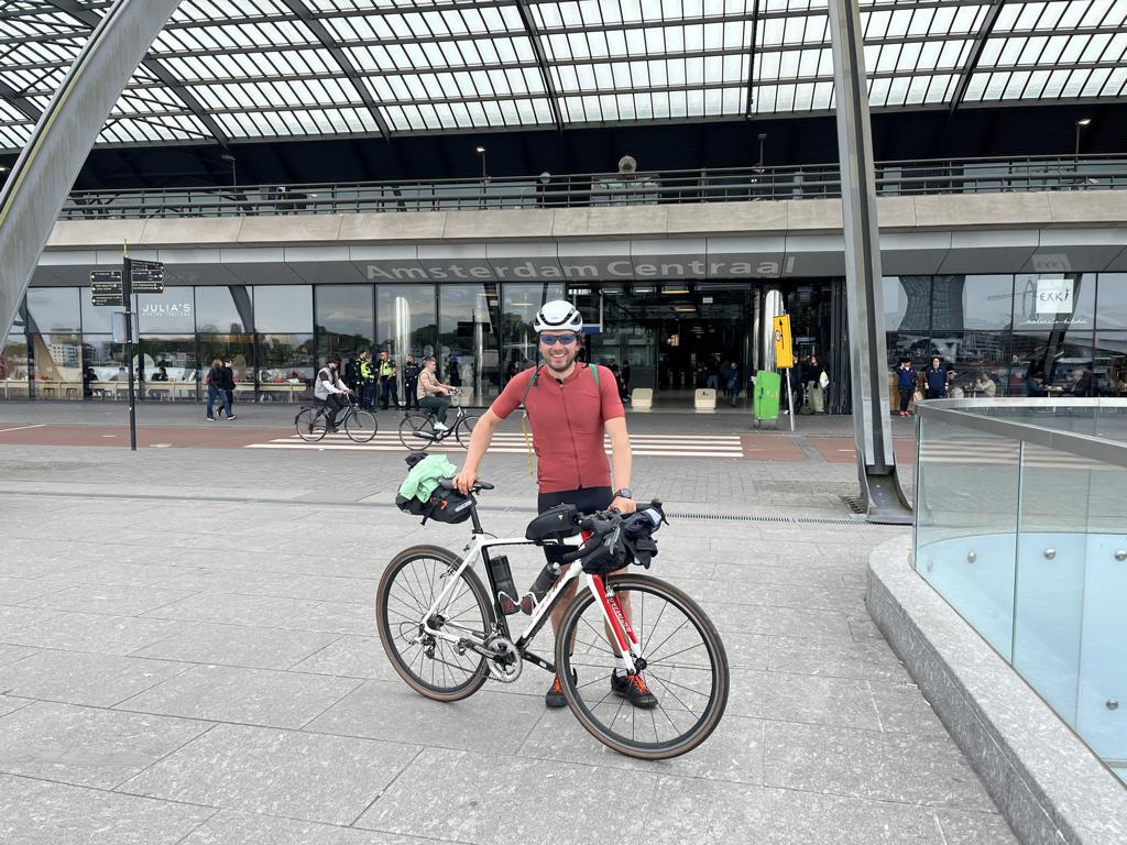 Malte Hempel am Bahnhof Amsterdam Centraal