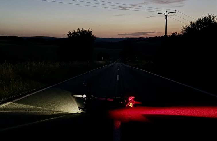 Der letzten Schein der untergegangenen Sonne auf dem Weg von Padeborn nach Frankfurt